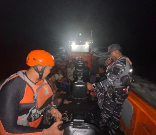 Perahu Terbalik Terhempas Ombak di Perairan Nusa Lembongan, Delapan Orang Berhasil Selamaf