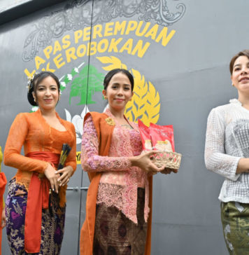 Peringati Hari Kartini, LPP Kerobokan Gelar Pelatihan Tata Rias