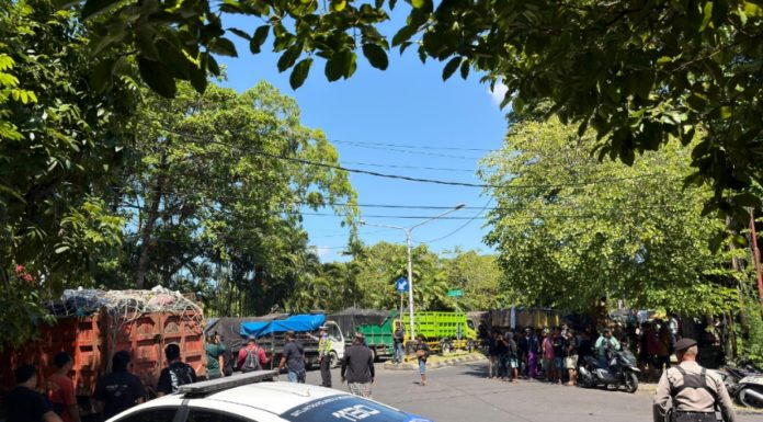 Protes Pembatasan di TPA Suwung, Ratusan Truk Sampah Geruduk Kantor PPLH Bali-Nusra