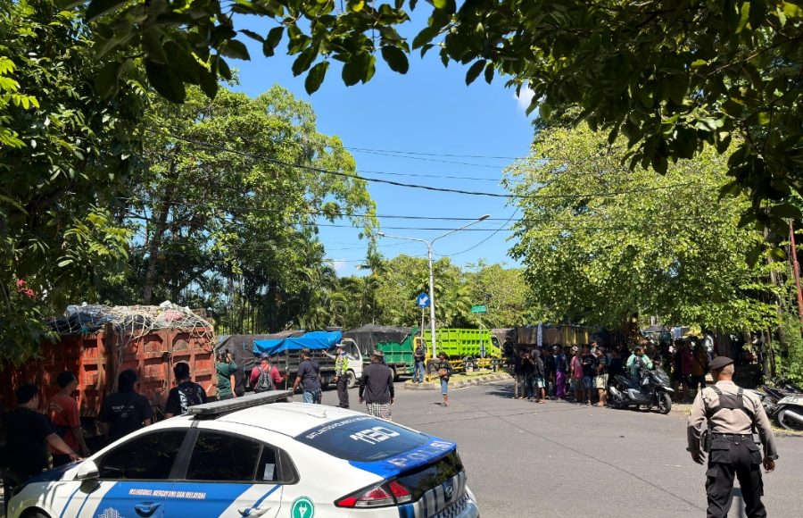 Protes Pembatasan di TPA Suwung, Ratusan Truk Sampah Geruduk Kantor PPLH Bali-Nusra