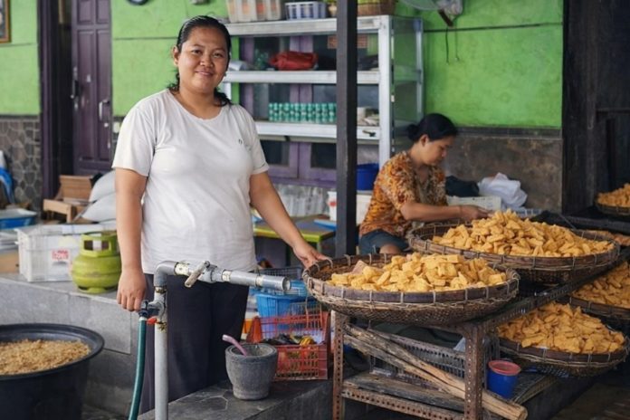 Saat Perempuan Bangkit, Kisah Nia Anggraini Tumbuh Bersama PNM Mekaar Dan BRI 1