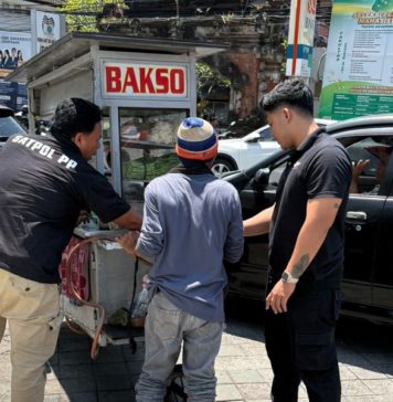 Satpol PP Tertibkan PKL di Jalan Kamboja Denpasar