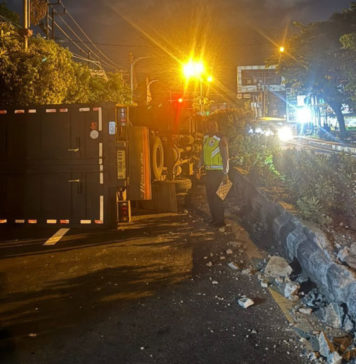 Sopir Ngantuk, Truk Boks Terguling di Gatsu