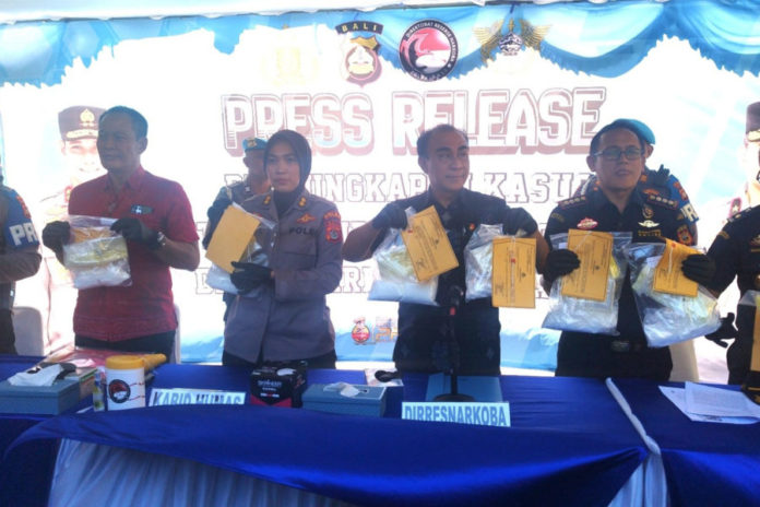 Tangkap WNA, Polisi Sita Kokain Senilai Belasan Miliar 1