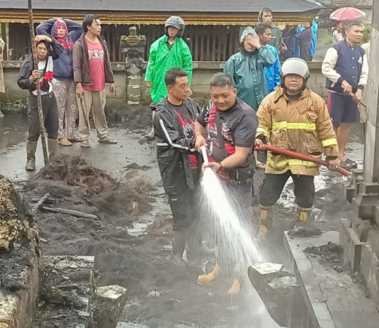 Tersambar Petir, Tiga Palinggih Terbakar di Desa Abang Songan