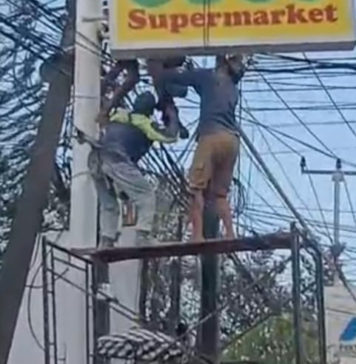 Tersengat Listrik Tegangan Tinggi, Pekerja Reklame Alami Luka Bakar 65 Persen