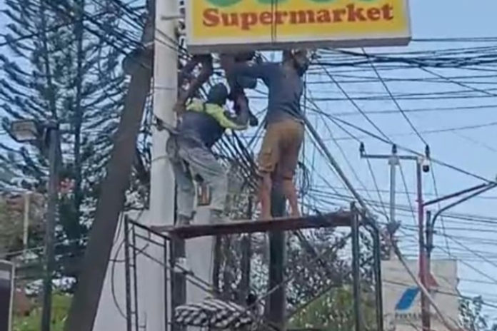 Tersengat Listrik Tegangan Tinggi, Pekerja Reklame Alami Luka Bakar 65 Persen 1