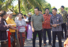 Tinjau Jalan Rusak di Baluk, Bupati Pastikan Segera Diaspal Hotmix