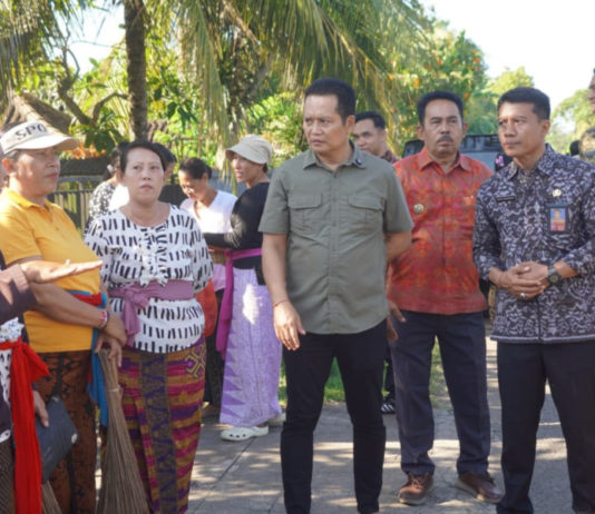 Tinjau Jalan Rusak di Baluk, Bupati Pastikan Segera Diaspal Hotmix