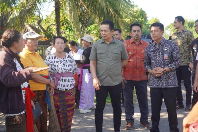 Tinjau Jalan Rusak Di Baluk, Bupati Pastikan Segera Diaspal Hotmix 1