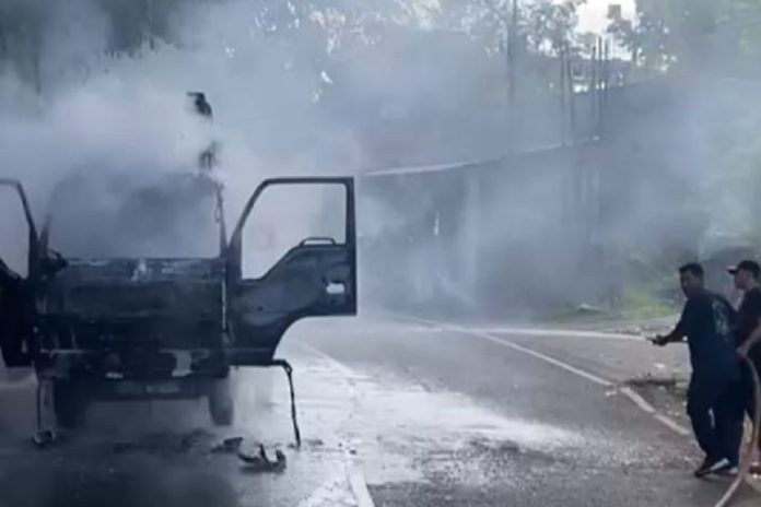 Truk Dinas Perhubungan Gianyar Terbakar Di Blusung Tampaksiring 1