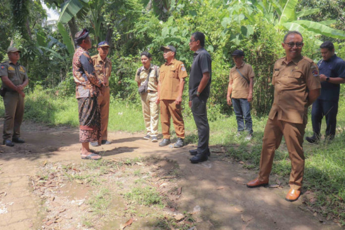 Wabup Supriatna Tinjau Jalan Rusak Di Kubutambahan 1