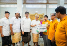 Salurkan Bansos Hari Raya Waisak untuk Umat Buddha, Bupati dan Wabup Badung Gaungkan Moderasi Beragama di Kuta
