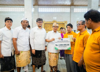 Salurkan Bansos Waisak, Bupati dan Wabup Badung Gaungkan Moderasi Beragama di Kuta