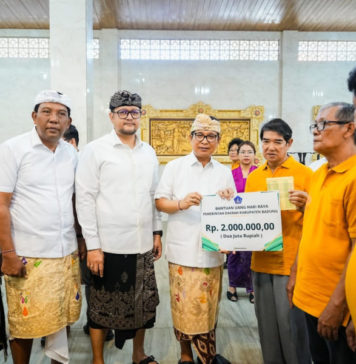 Salurkan Bansos Waisak, Bupati dan Wabup Badung Gaungkan Moderasi Beragama di Kuta