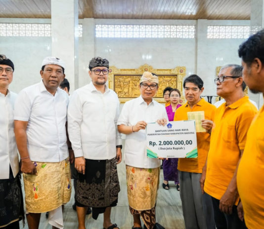 Salurkan Bansos Hari Raya Waisak untuk Umat Buddha, Bupati dan Wabup Badung Gaungkan Moderasi Beragama di Kuta