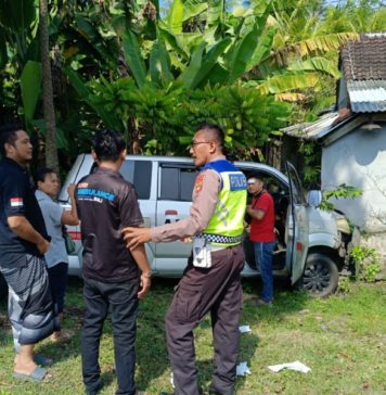 Ambulans Bawa Jenazah Tabrak Rumah di Sumbersari