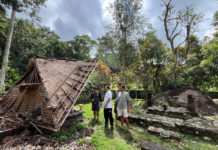 Bale Piyasan Pura Luhur Pekiyisan Rusak Tertimpa Pohon