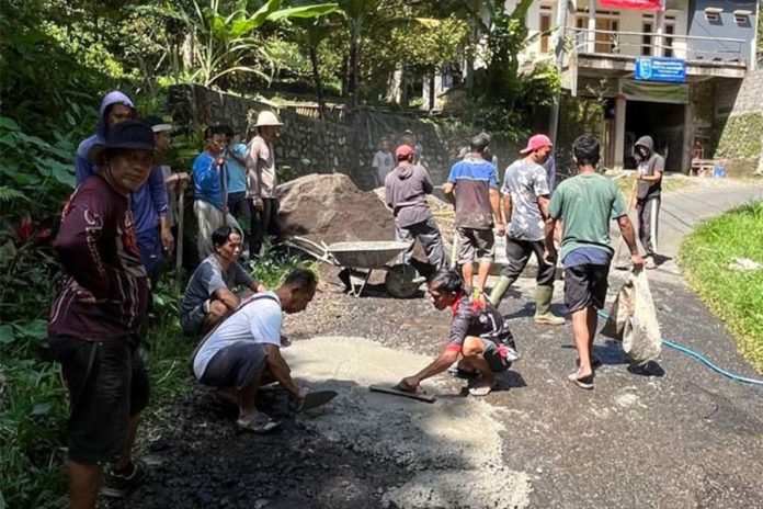Belum Tersentuh Perbaikan, Jalan Kabupaten Di Desa Cempaga Ditambal Swadaya 1