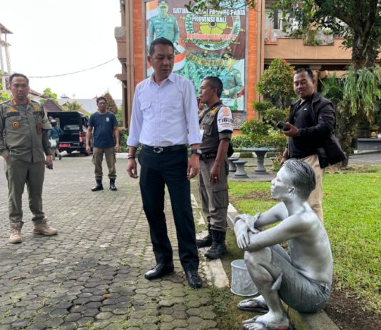 Beraksi di Lampu Merah Ubung, Seorang ‘Manusia Silver’ Diamankan