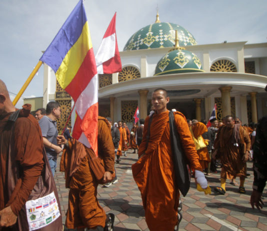 Bhikkhu Peserta Indonesia Walk for Peace 2026 Tiba di Surabaya