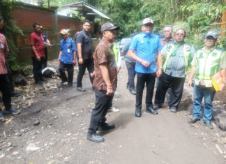 Bupati Gus Par Tinjau Perbaikan Jalan Desa Duda Utara