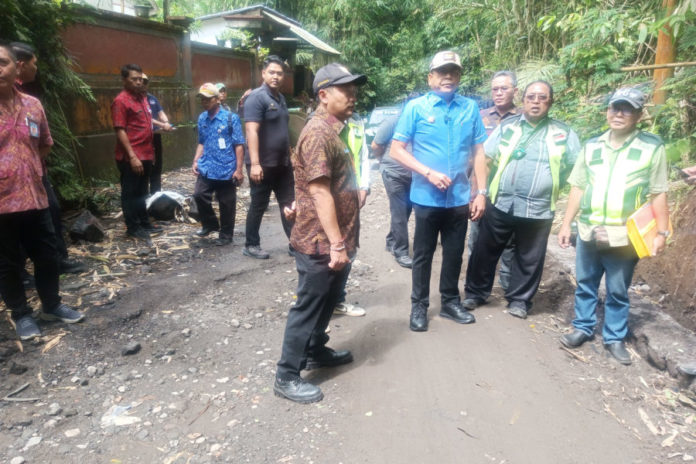 Bupati Gus Par Tinjau Perbaikan Jalan Desa Duda Utara 1