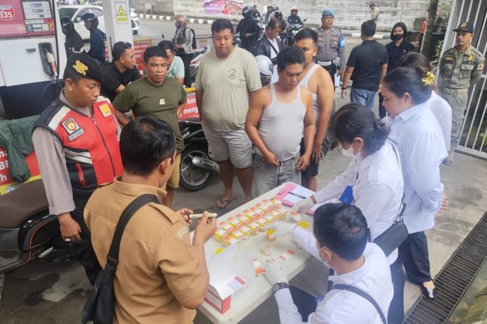 Deteksi Dini Narkotika, Sopir Angkutan Di Gianyar Jalani Tes Urine 1