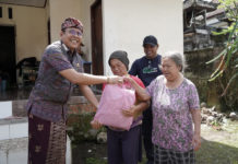 Di Tengah Monev Infrastruktur, Bupati Karangasem Sisihkan Waktu Berbagi Sembako untuk Warga Rendang