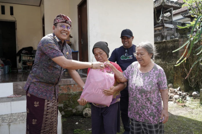 Di Tengah Monev Infrastruktur, Bupati Karangasem Sisihkan Waktu Berbagi Sembako Untuk Warga Rendang 1