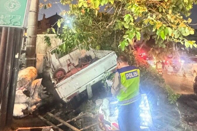 Diserempet Tronton Di Jalan Cokroaminoto, Mobil Tabrak Motor Dan Neon Box 1