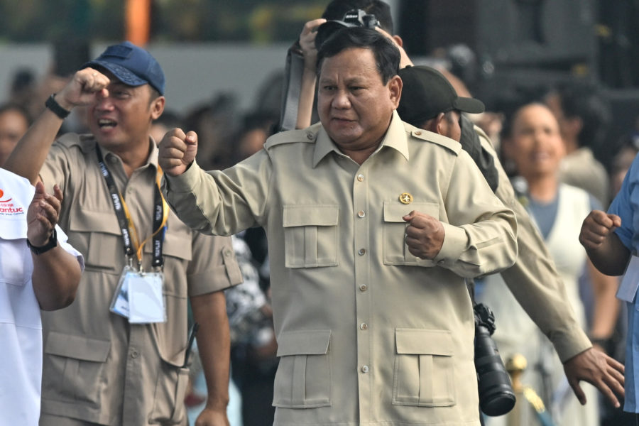 Hadiri Peringatan May Day Di Monas, Presiden Prabowo Lempar Topi Hingga ...