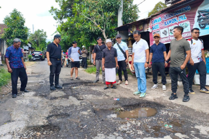 Jalan Penghubung Alasangker–Silangjana Rusak Dan Berlubang, Warga Minta Segera Ditambal 1
