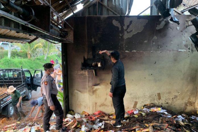Kebakaran Gudang Di Payangan Marga, Kerugian Capai Ratusan Juta 1