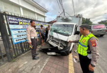 Lakalantas di Jalan Mahendradatta, Sopir Terjepit
