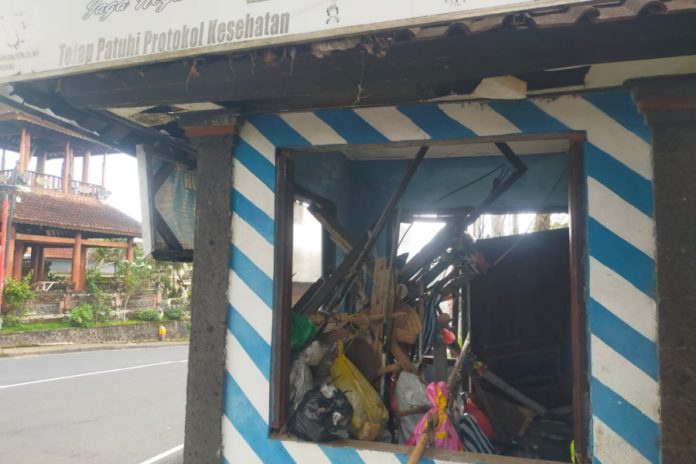 Memprihatinkan, Pos Polisi Catus Pata Bangli Rusak Dan Jadi Gudang Sampah 2