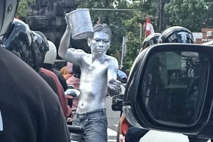 Meresahkan, Pemkot Denpasar Pulangkan Manusia Silver Dan Anak Punk 1