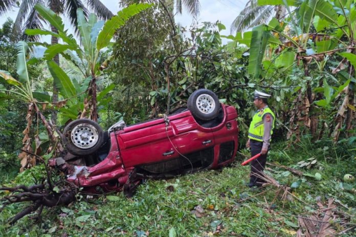 Mobil Terguling Di Desa Subuk Buleleng, Lima Penumpang Luka Luka 1