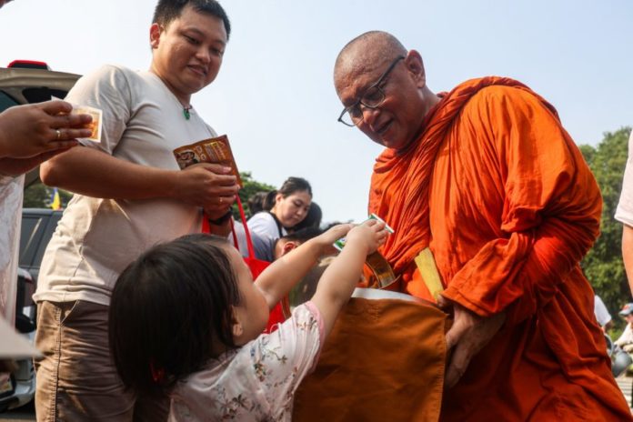 Pindapata Nasional Dihadiri Puluhan Ribu Umat Buddha 1