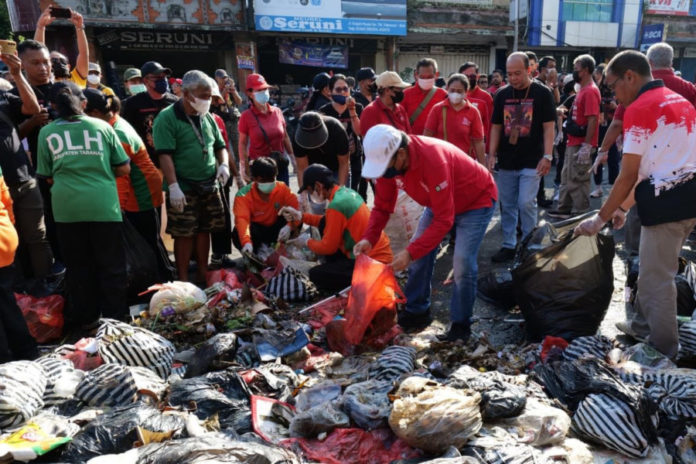 Ratusan ASN Turun Bersihkan Tumpukan Sampah Liar Di Tabanan 1