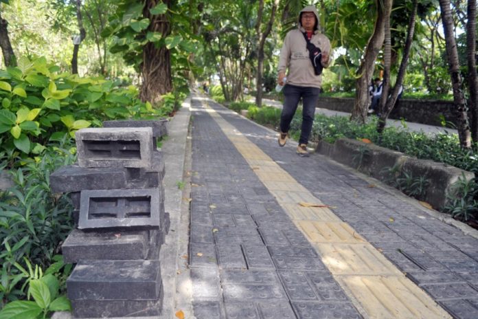 Ribuan Paving Block Hasil Olahan Sampah Plastik Terpasang Di Taman Kota Lumintang 1