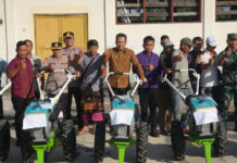 Serahkan Bantuan Traktor, Bupati Kembang Pacu Modernisasi Pertanian di Jembrana