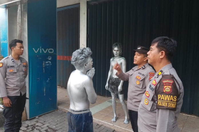 Simpang Ubung Marak Manusia Silver, Polisi Lakukan Penertiban 1