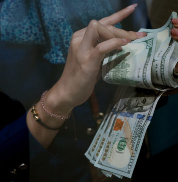 Kurs Rupiah Terhadap Dolar Ditutup Melemah, Dipengaruhi Ketidakpastian Geopolitik