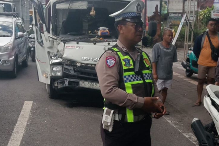 Tabrakan Beruntun Di Gatsu Timur, Pemotor Patah Tangan 1 | BALIPOST.com