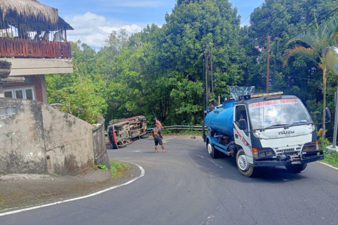 Tak Kuat Nanjak, Pick Up Terjun Ke Kebun Warga Di Jalur Banjar Munduk 1