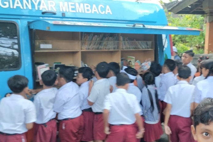 Tingkatkan Literasi Siswa, Dispusar Gianyar Intensifkan Layanan Perpustakaan Keliling 1