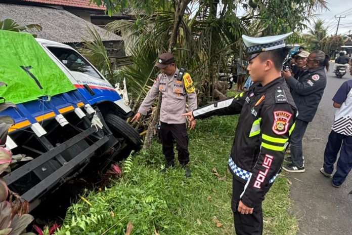 Truk Oleng Masuk Got Di Kayubihi, Sopir Asal Cirebon Tewas Di Tempat 1