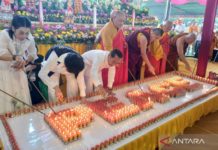Umat Buddha Nyalakan Pelita Perdamaian Rangkaian Waisak 2570 BE