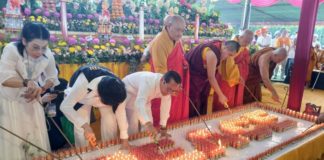 Umat Buddha Nyalakan Pelita Perdamaian Rangkaian Waisak 2570 BE